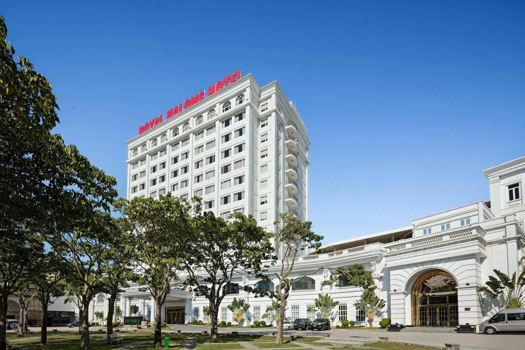 Khách sạn Hạ Long - Hãy khám phá vẻ đẹp tuyệt vời của vịnh Hạ Long tại khách sạn của chúng tôi. Khách sạn Hạ Long sẽ mang đến cho bạn một trải nghiệm nghỉ dưỡng tuyệt vời với các tiện nghi hiện đại và dịch vụ chăm sóc chu đáo.